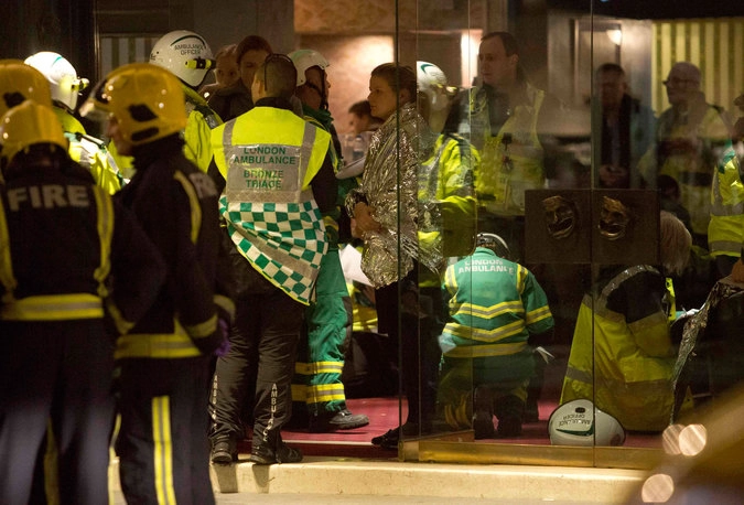 Люди получают медицинскую помощь возле театра "Аполло Виктория" на Шафтсбери-авеню после обрушения части балкона в центре Лондона.