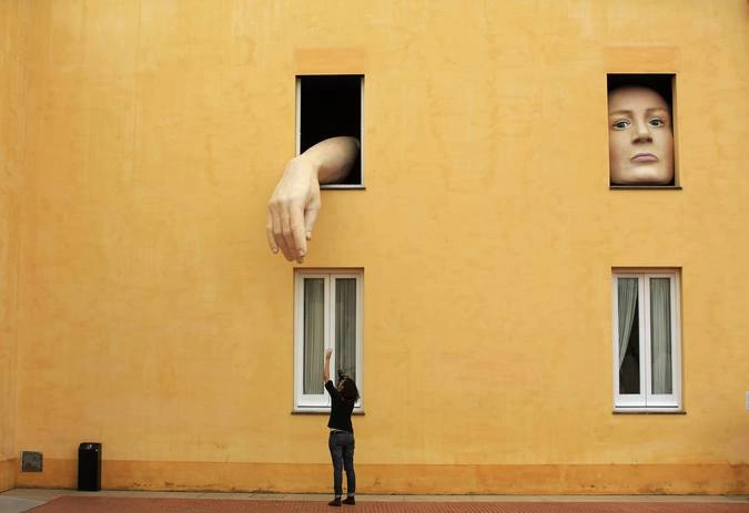 Женщина фотографирует художественную выставку "Элис" испанской художницы Кристины Лукас в андалузском Центре современного искусства.
