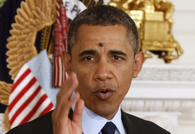 Муха села на лоб Барака Обамы во время речи в Белом доме 24 января 2013 года.