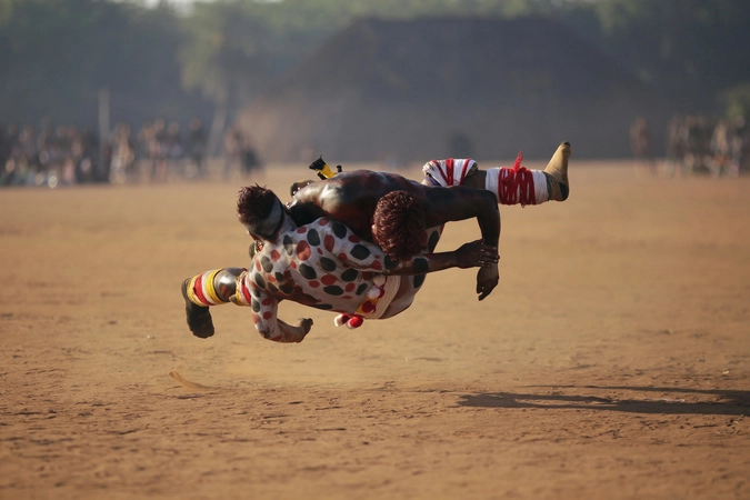 Индейцы борятся во время ритуала quarup в национальном парке Шингу Бразилии.