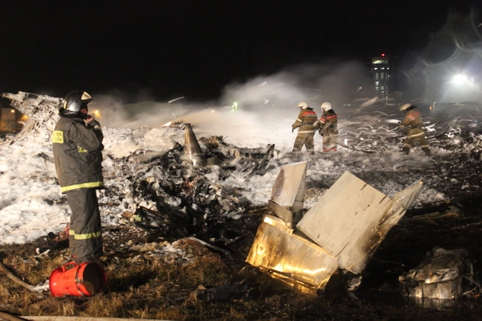 Сотрудники МЧС работают на месте авиакатастрофы в Казани.