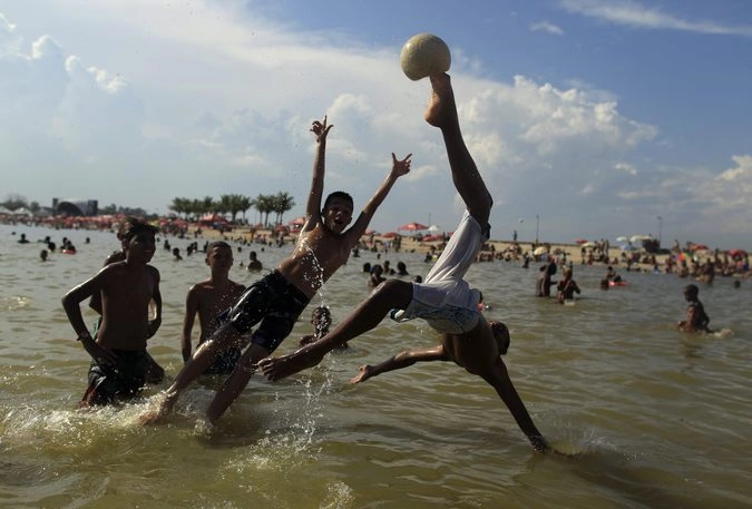 Ребята играют в футбол в Бразилии. 