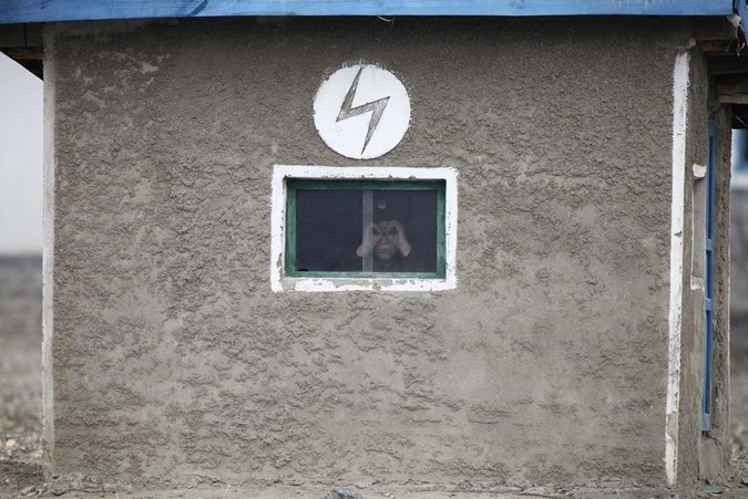 Северокорейский солдат смотрит из окна сторожевой башни на берегу реки Ялу. 