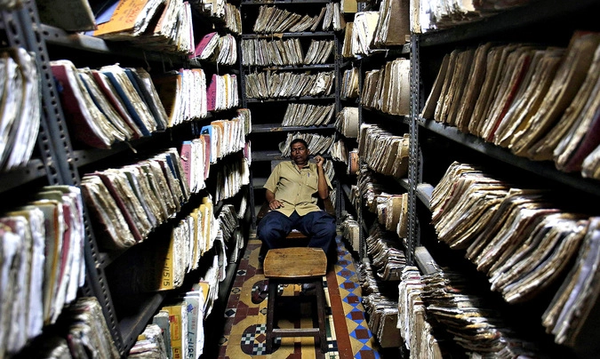 Спящий работник Центрального телеграфа в Мумбаи, прекратившего свою деятельность 15 июля 2013 года. 