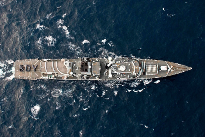 Команда корабля Королевского флота формирует слово "мальчик" на кормовой части палубы, чтобы отметить рождение нового принца Великобритании во время патрулирования в Карибском море. 