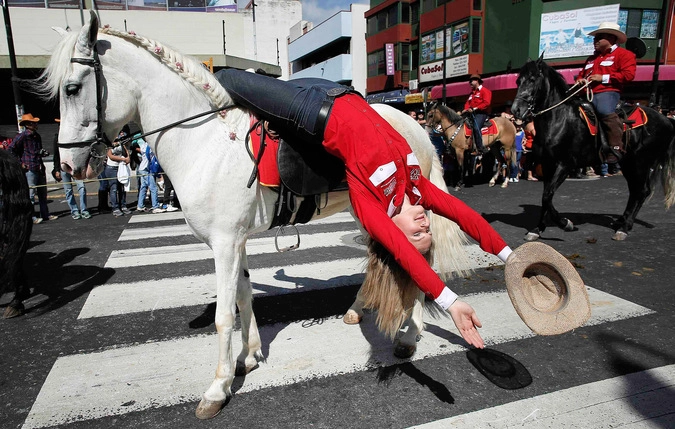 Участница традиционного конного парада на улице Сан-Хосе в Коста-Рике.