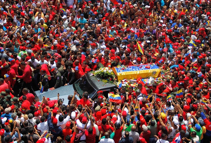 Гроб c покойным президентом Венесуэлы Уго Чавесом везут по улицам Каракаса.
