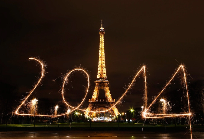 Специальнный эффект создал надпись "2014" на фоне Эйфелевой башни в Париже.