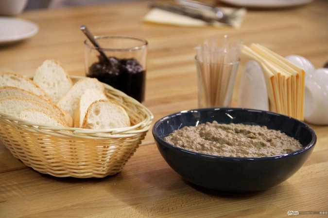  Багет, в стакане - домашний мармелад, в миске - паштет.