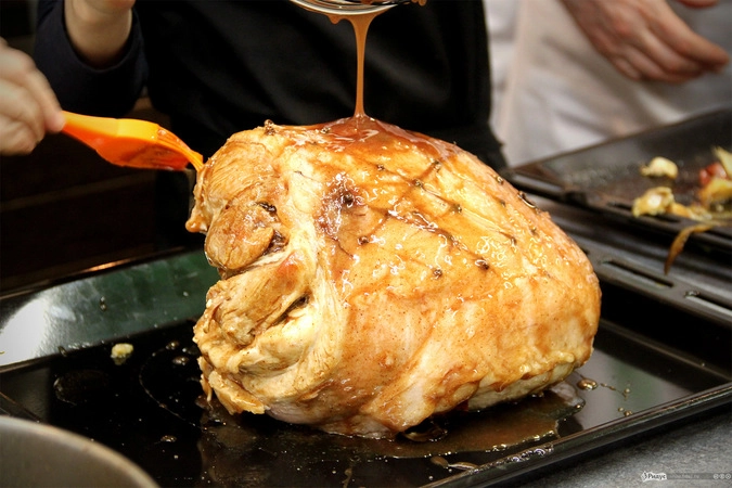 Свиной окорок в медовой глазури.