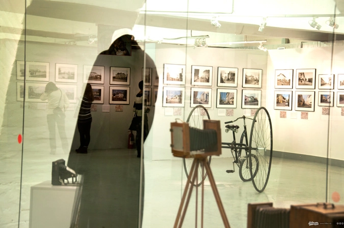 Студийная фототехника XX века (увеличитель и штатив с фотоаппаратом).