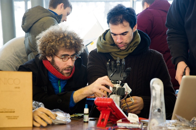 Робототехники французской компании  «Inmoov».