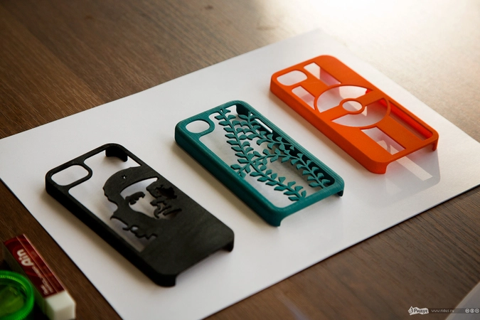 Напечатанные на 3D принтере крышки для iPhona.