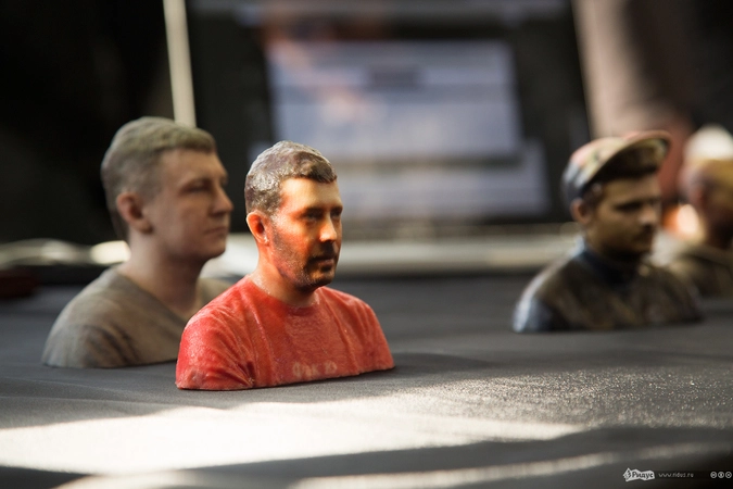 Бюст блоггера Артемия Троицкого в компании своих коллег.