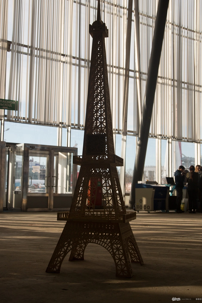 Эйфелева башня, вырезанная автоматическим станком для резьбы по дереву.  