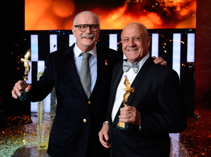 Режиссеры Никита Михалков (слева) и Владимир Меньшов на XII Торжественной церемонии вручения Национальной Премии "Золотой Орел".