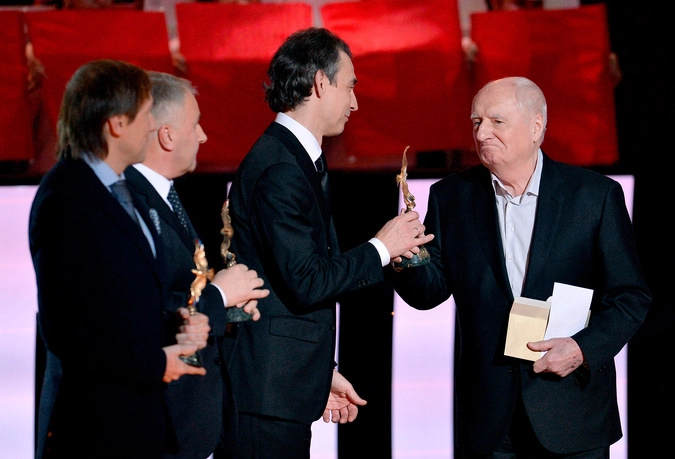 Режиссер Николай Лебедев, продюсеры Леонид Верещагин, Антон Златопольский, режиссер Марк Захаров (слева направо) на XII Торжественной церемонии вручения Национальной Премии "Золотой Орел".