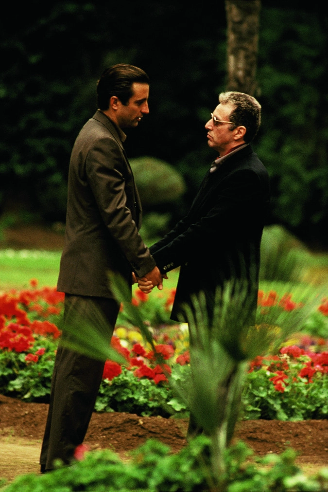 Энди Гарсиа в роли Винсента берет на себя семью Майкла (Аль Пачино)