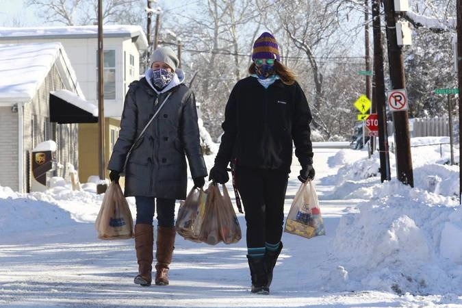 Ли Маркум и Джесси Фелпс возвращаются с покупками. Индианаполис.