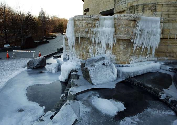  Фонтан застывший в одночасье. Национальный музей американских индейцев в Вашингтоне.