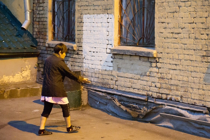 Дом хоть и почти в центре, но стоимость квартир, наверное, не очень дорога...