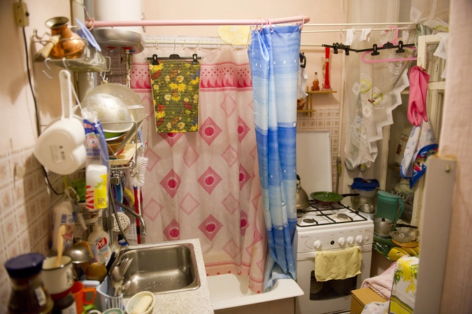 Трубы в доме давно не менялись, сантехнику менять смысла нет.