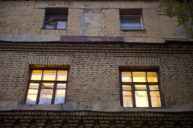 Трещины как минимум на облицовке, а может, и в капитальной части дома