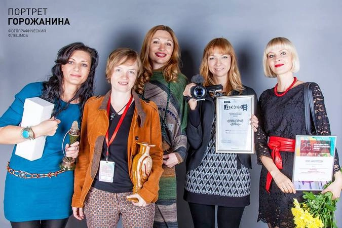 В рамках фестиваля прошел проект "Портрет горожанина", где любой желающий мог себя запечатлеть. На фото - режиссеры Анастасия Мирошниченко, Настя Тарасова, Юлия Миронова, куратор проекта "Докер" Ирина Шаталова, продюсер Мария Чупринская.