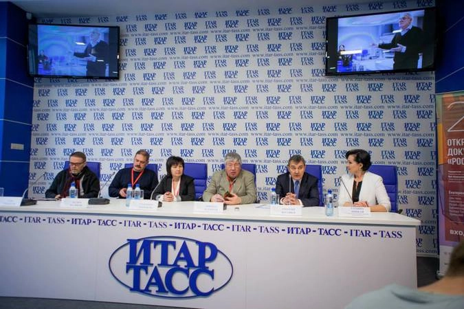 Члены жюри фестиваля. Режиссер, отборщик финских фестивалей Рейо Никкиля, режиссер Вадим Цаликов, продюсер Гульмира Керимова, председатель жюри Кирилл Разлогов, генеральный директор фестиваля Георгий Негашев. 