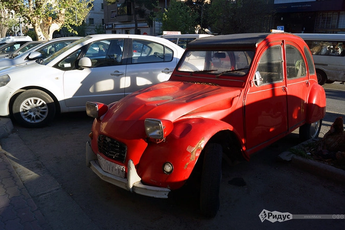 Citroen 2CV хетчбэк - выпускался с 1948 года, несмотря на эпитеты типа "самый некрасивый автомобиль в мире", выпускался около 42 лет. Всего за 42 года выпуска было изготовлено 5 миллионов 114 тысяч 959 экземпляров 2CV.