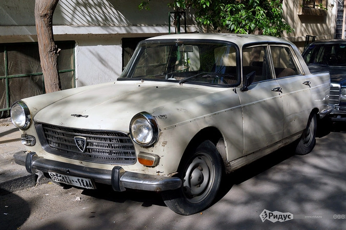пежо 404 выпускался с 1960 по 1975 год.