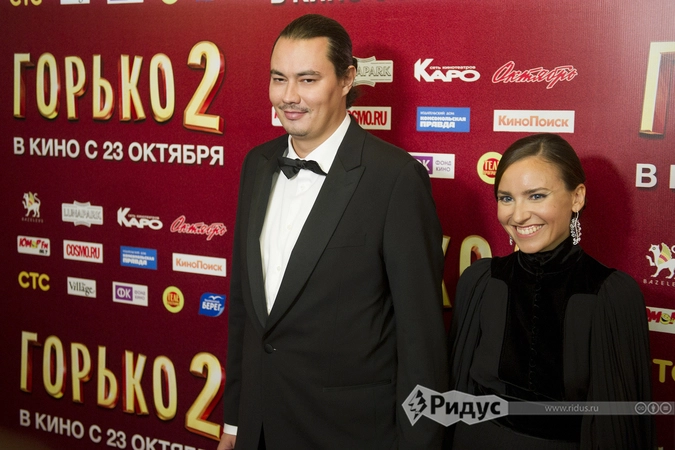 Режиссёр Жора Крыжовников и актриса Юлия Александрова на премьере фильма «Горько! 2»