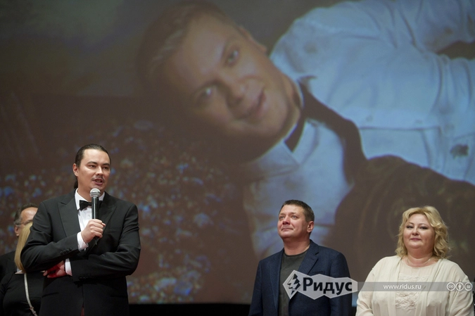 Режиссёр Жора Крыжовников, актёр Ян Цапник и актриса Юлия Сулес на премьере фильма «Горько! 2»