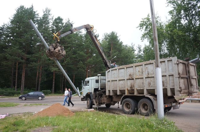 Активисты сами занимались установкой опор и подготовительными работами.
