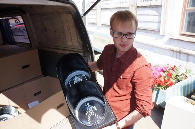 10 светофорных объектов подарили администрации города.