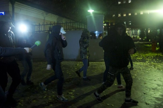Юные поклонники Надежды Савченко быстро скрываются с места происшествия