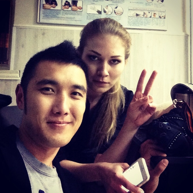 Александр Мучаев и Мария Катасонова после нападения, сэлфи в отделе полиции