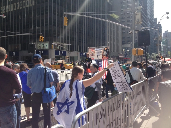 Политические акции повсюду. Барьеры и полиция скорее для защиты самих протестующих, ведь через квартал можно встретить митингующих оппонентов