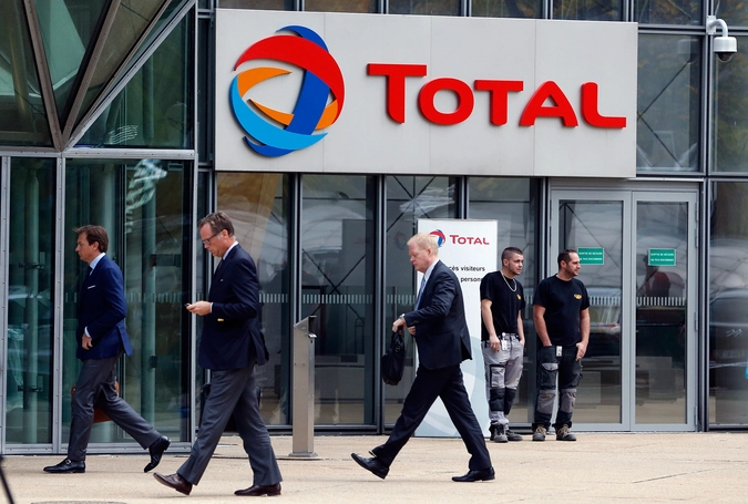 Вход в здание компании Total.