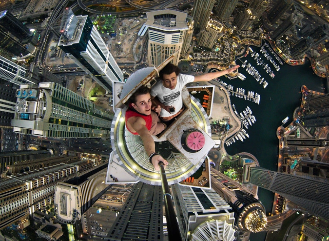 Селфи 19-летнего Александра Ремнева с приятелем на небоскребе в Дубаи
