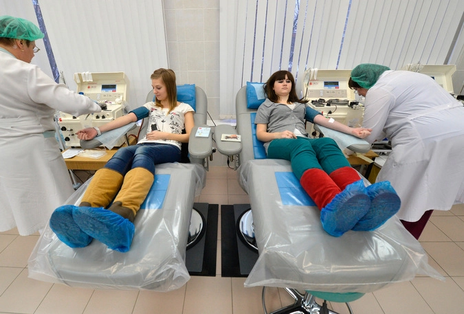 Доноры сдают кровь в Центре переливания крови