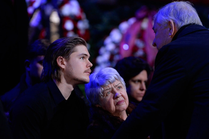 Внук В.Тихонова, хоккеист ХК СКА Виктор Тихонов и вдова Татьяна Тихонова на церемонии прощания с советским хоккеистом, заслуженным тренером СССР Виктором Тихоновым