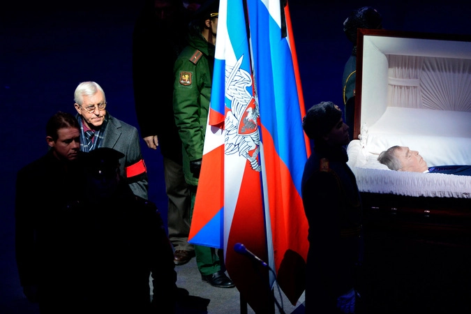 Советский хоккеист, тренер Борис Михайлов на церемонии прощания с советским хоккеистом, заслуженным тренером СССР Виктором Тихоновым