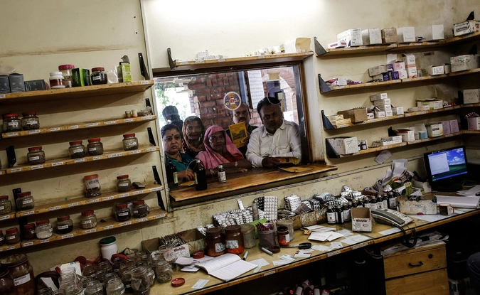 Люди ожидают лечебных процедур в очереди в больнице для пострадавших от выброса цианида в 1984 году.