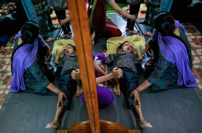 Мальчик во время процедуры в центре восстановления.