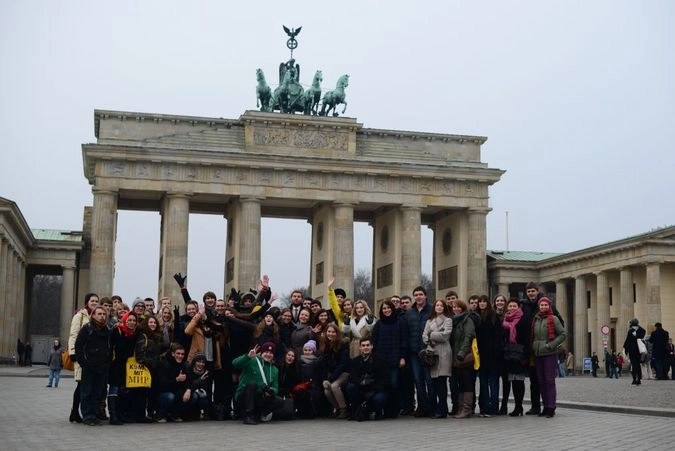Некогда символ разделения мира объединил и сделал друзьями молодых немцев и россиян