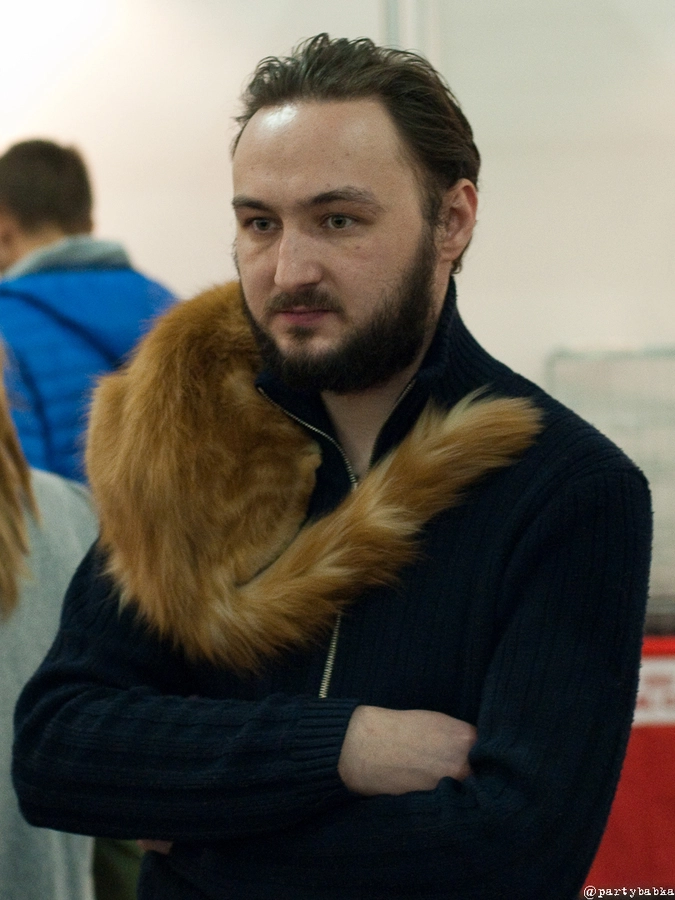 Петровна говорит, что энто батюшка и служит в церкви в соседнем районе