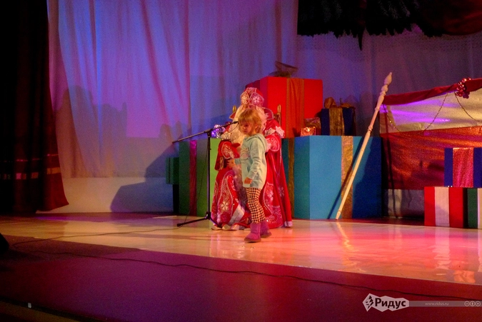 Василиса после интервью с Дедом Морозом