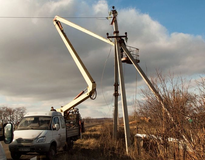 И только местные жители молча сжимают зубы, наблюдая ​как артиллерия противника ежедневно бьет по их позициям, но приказа отвечать все нет...