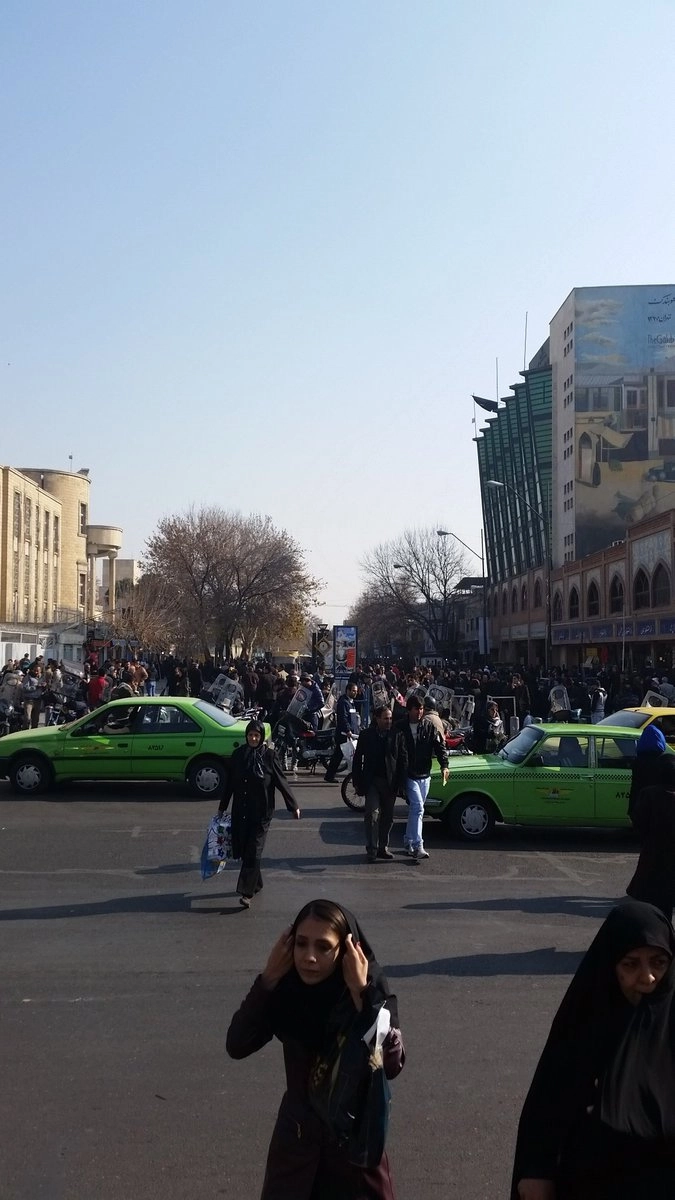 рядом с рынком...